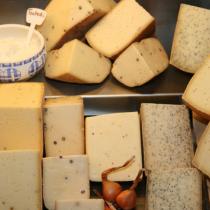 Ein Blick in die Käsetheke zeigt unsere reichhaltige Auswahl.